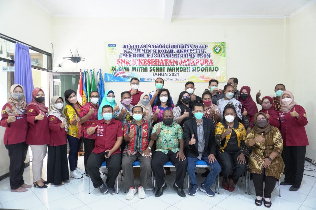 Rombongan dari SMK Negeri Kesehatan Jayapura berfoto bersama dewan guru SMK Mitra Sehat Mandiri Sidoarjo.