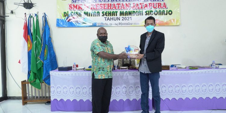 Kepala SMK Mitra Sehat Mandiri Sidoarjo, Apt. Andri Priyoherianto, S.Farm.,M.Si ketika menerima kenang-kenangan dari SMK Negeri Kesehatan Jayapura.