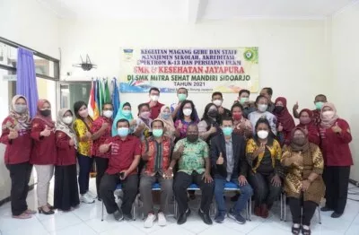 Rombongan dari SMKN Kesehatan Jayapura berfoto bersama dewan guru SMK Mitra Sehat Mandiri Sidoarjo