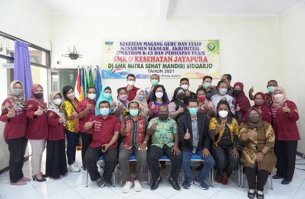 Rombongan dari SMKN Kesehatan Jayapura berfoto bersama dewan guru SMK Mitra Sehat Mandiri Sidoarjo