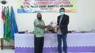 Kepala SMK Mitra Sehat Mandiri Sidoarjo, Apt. Andri Priyoherianto, S.Farm.,M.Si ketika menerima kenang-kenangan dari SMKN Kesehatan Jayapura