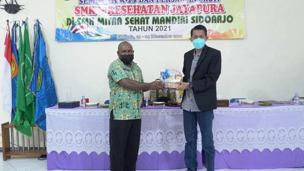 Kepala SMK Mitra Sehat Mandiri Sidoarjo, Apt. Andri Priyoherianto, S.Farm.,M.Si ketika menerima kenang-kenangan dari SMKN Kesehatan Jayapura