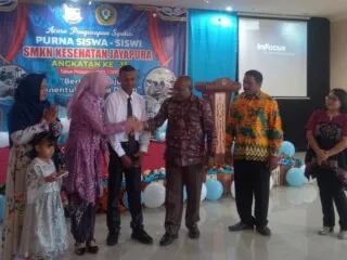 Sambutan Kepala UPT SMKN Kesehatan Kota Jayapura Provinsi Papua Pada Acara Pelepasan 153 Peserta Didik Kelas Akhir Tahun 2024