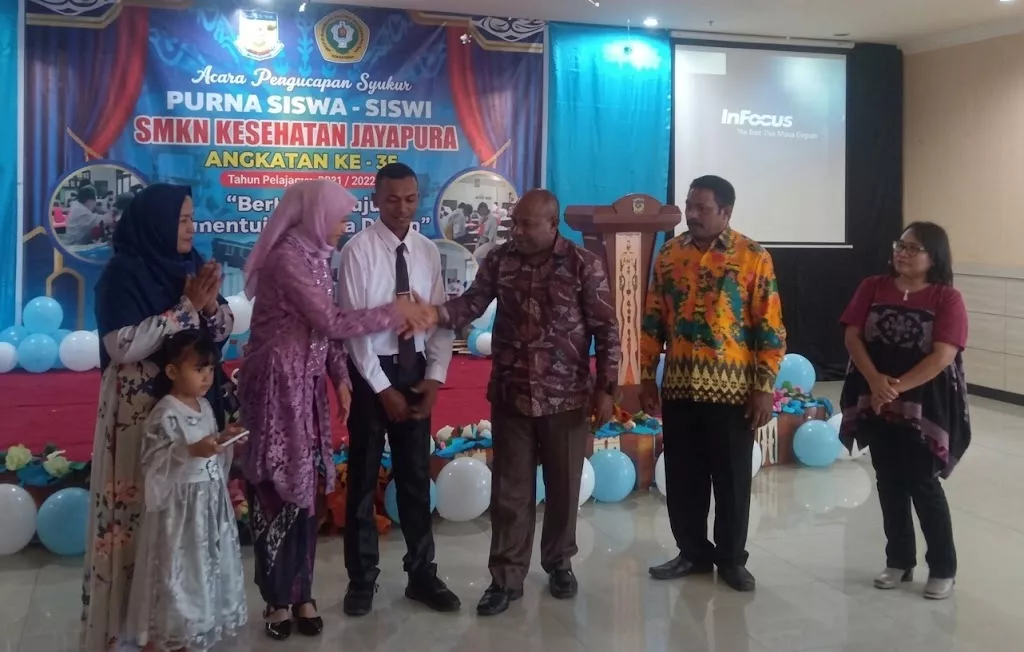 Sambutan Kepala UPT SMKN Kesehatan Kota Jayapura Provinsi Papua Pada Acara Pelepasan 153 Peserta Didik Kelas Akhir Tahun 2024